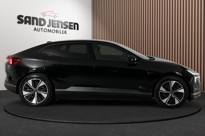 Sort Polestar 4 fra 2026