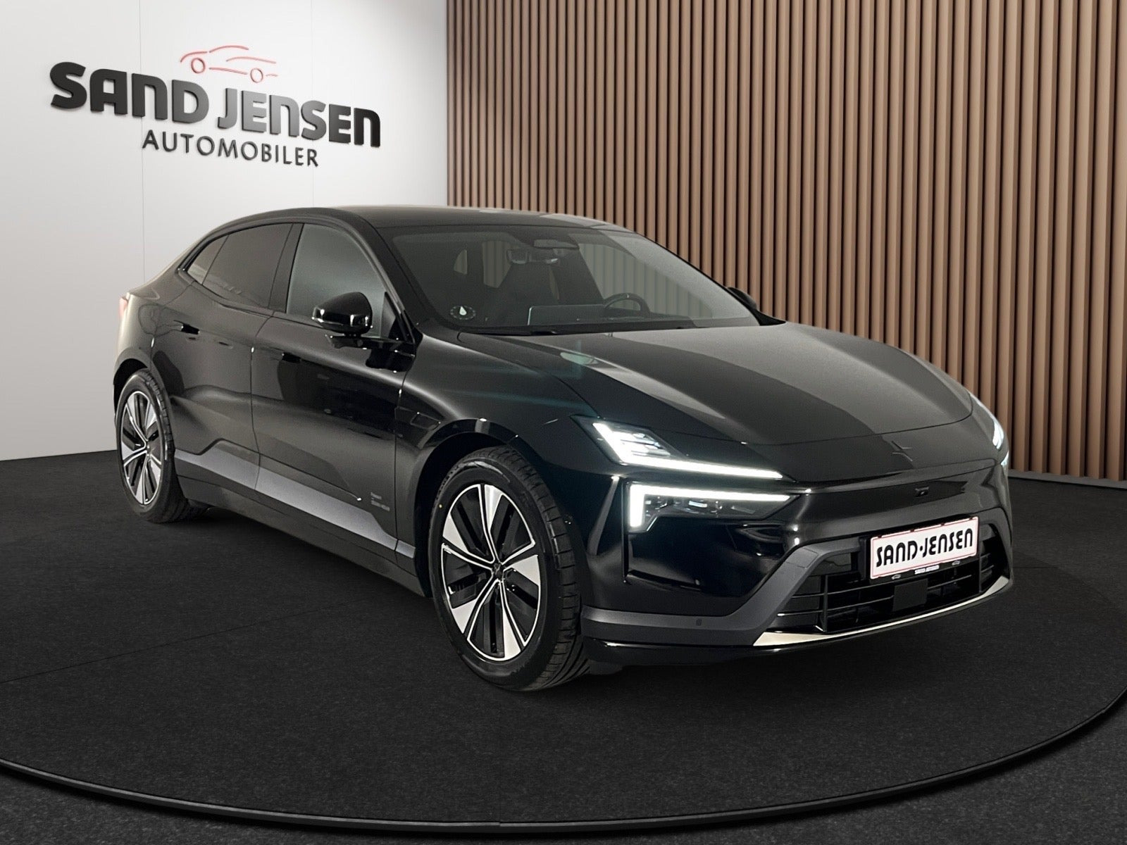Sort Polestar 4 fra 2026