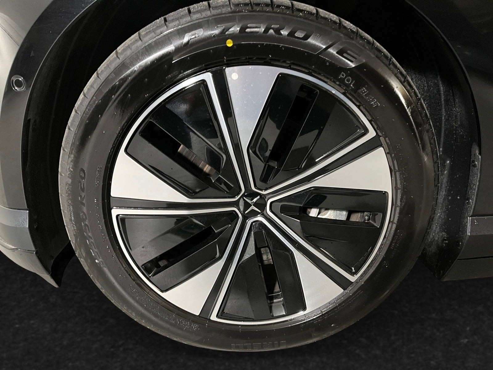 Sort Polestar 4 fra 2026
