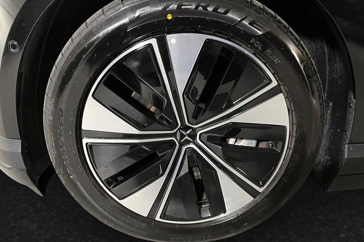 Sort Polestar 4 fra 2026