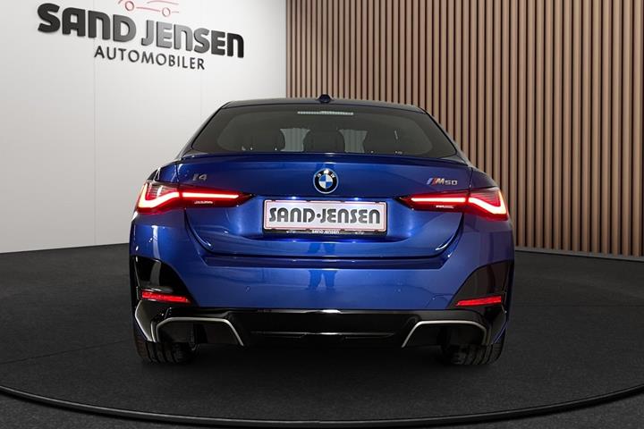 Blå BMW i4 fra 2024