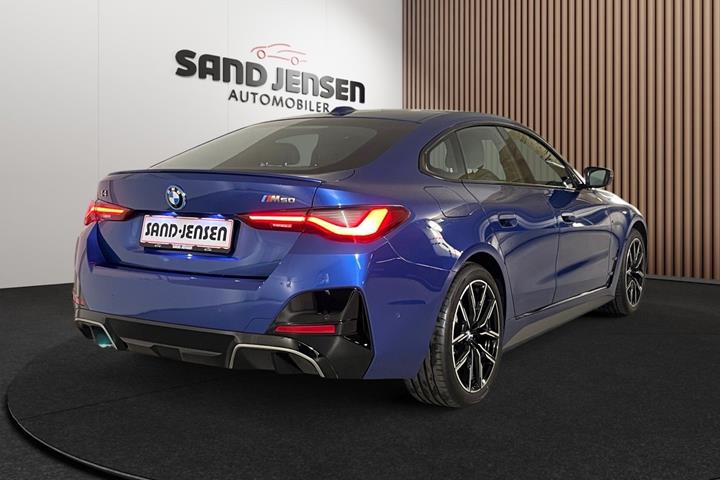 Blå BMW i4 fra 2024