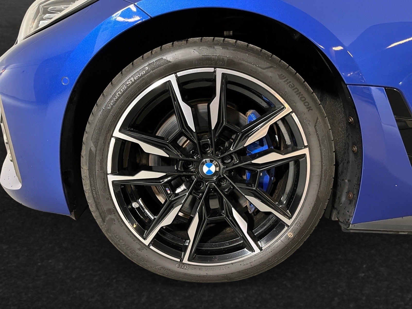 Blå BMW i4 fra 2024