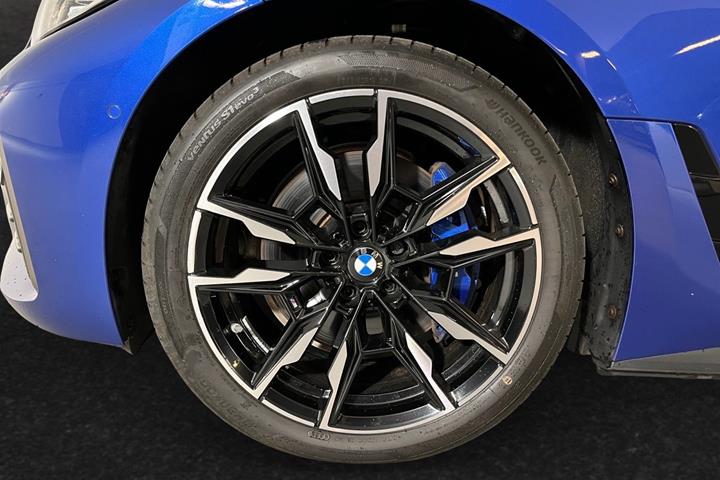 Blå BMW i4 fra 2024