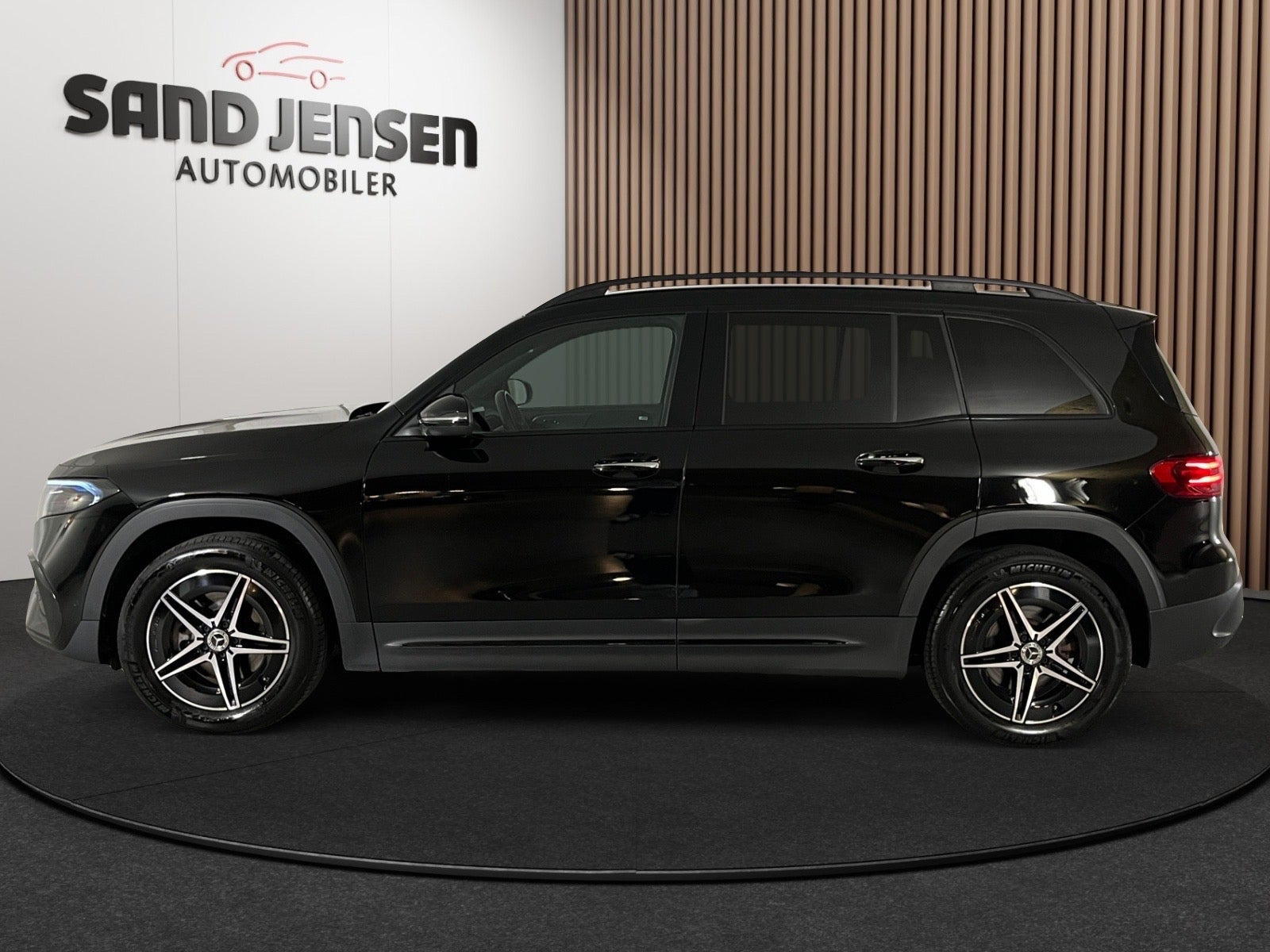 Sort Mercedes EQB350 fra 2025