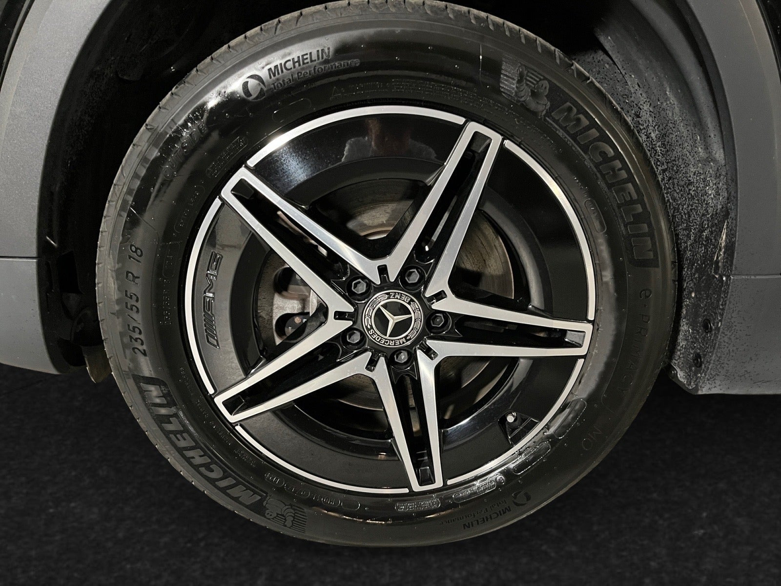 Sort Mercedes EQB350 fra 2025