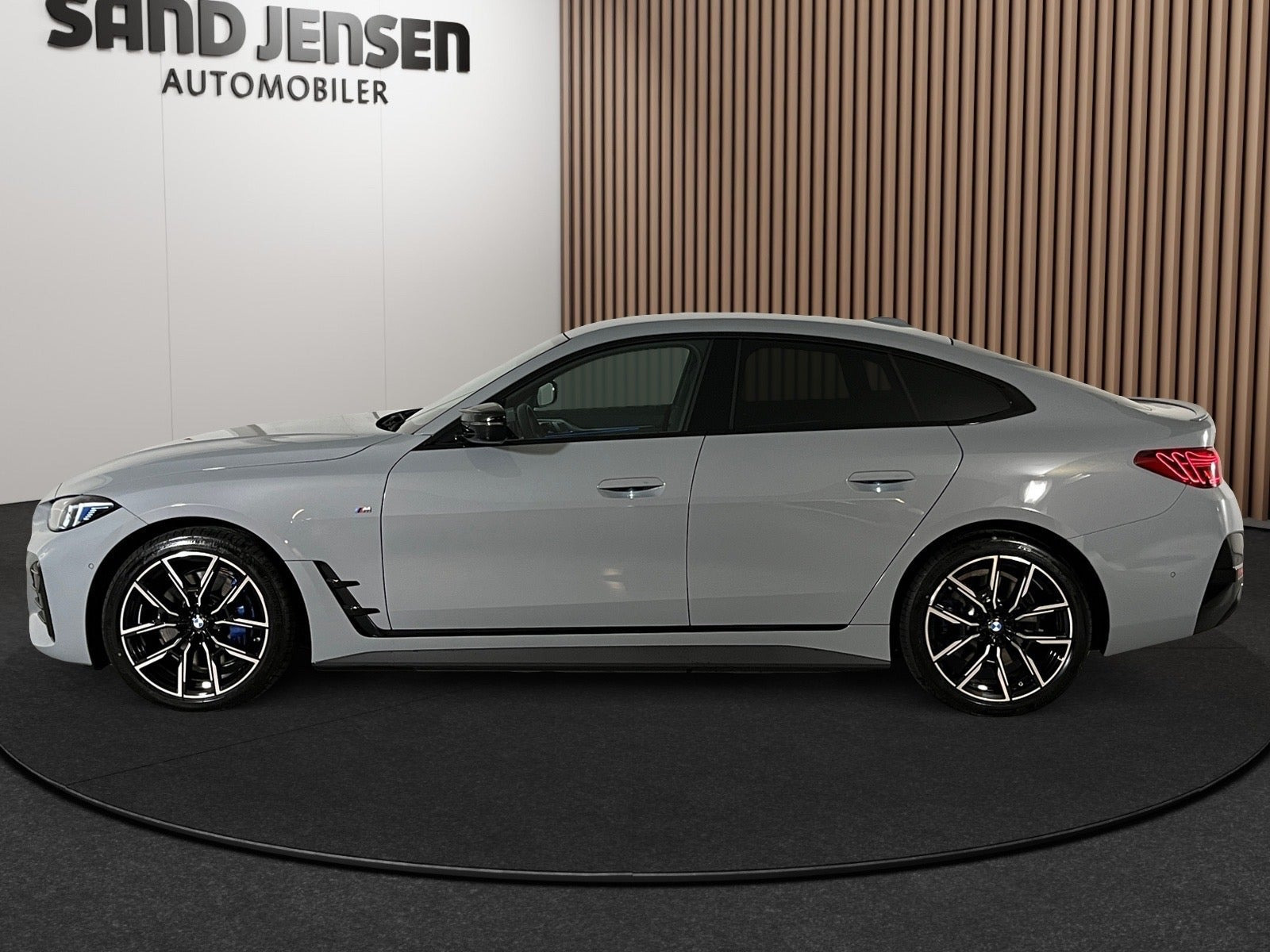 Grå BMW i4 fra 2026