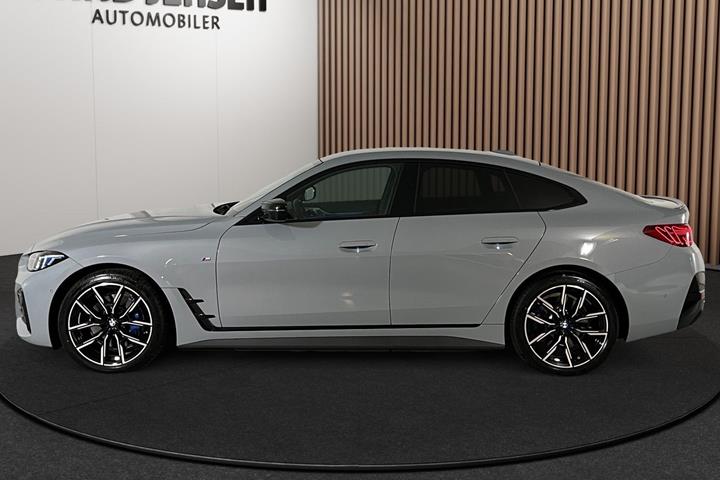 Grå BMW i4 fra 2026