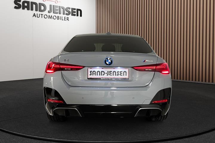 Grå BMW i4 fra 2026