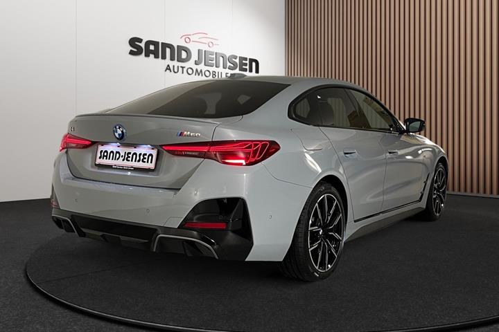 Grå BMW i4 fra 2026