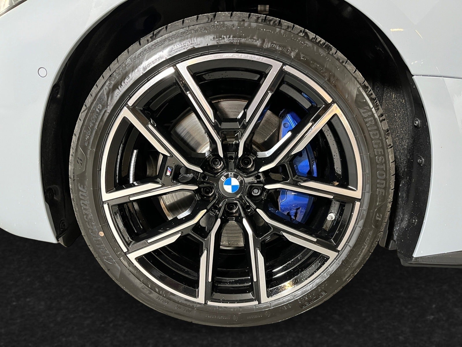 Grå BMW i4 fra 2026