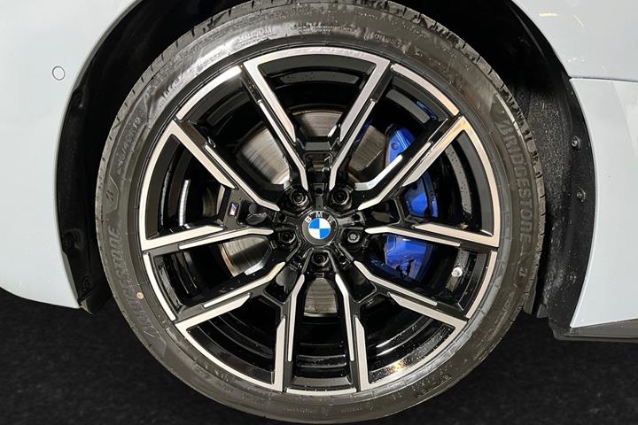 Grå BMW i4 fra 2026