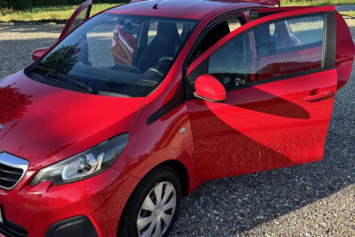 Rød Peugeot 108 fra 2015