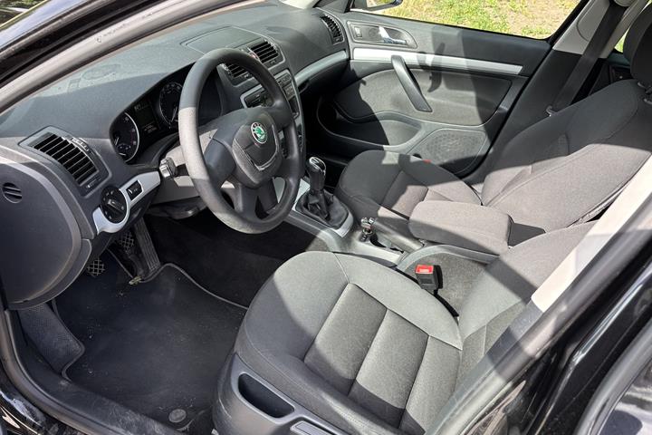Sort Skoda Octavia fra 2012