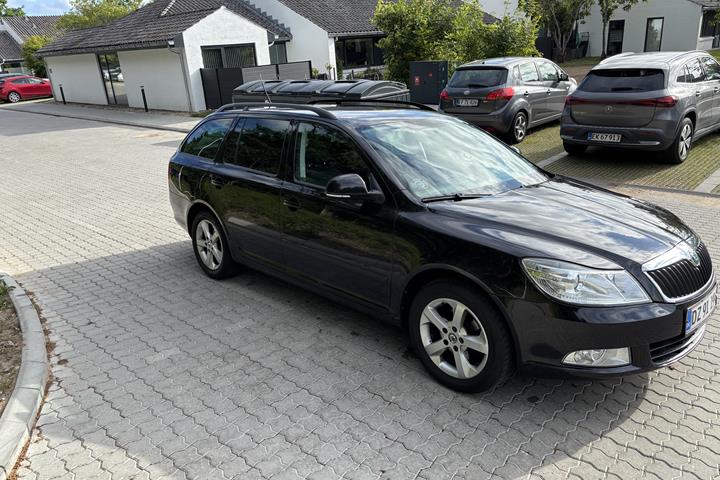 Sort Skoda Octavia fra 2012