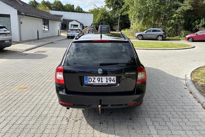 Sort Skoda Octavia fra 2012