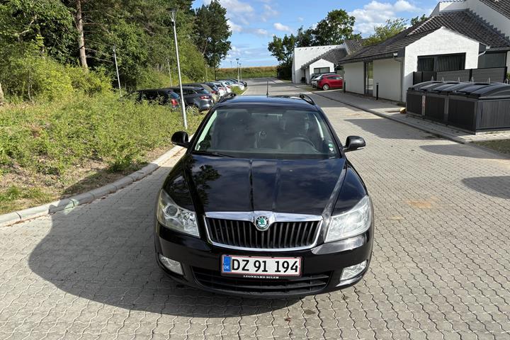Sort Skoda Octavia fra 2012