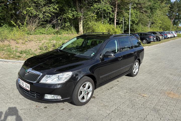 Sort Skoda Octavia fra 2012