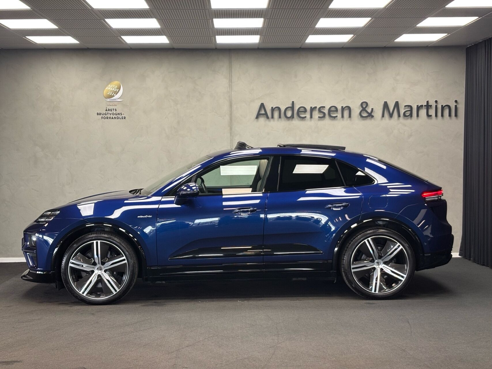 Blå Porsche Macan fra 2024