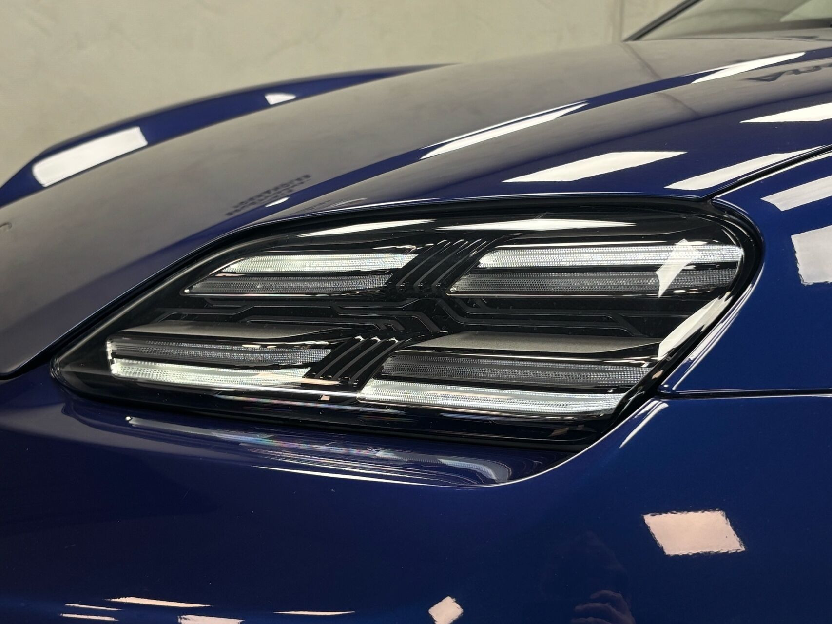 Blå Porsche Macan fra 2024