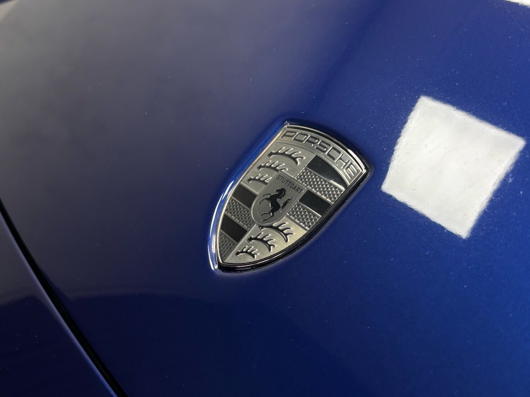 Blå Porsche Macan fra 2024