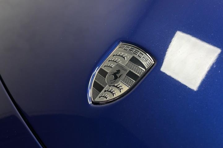 Blå Porsche Macan fra 2024