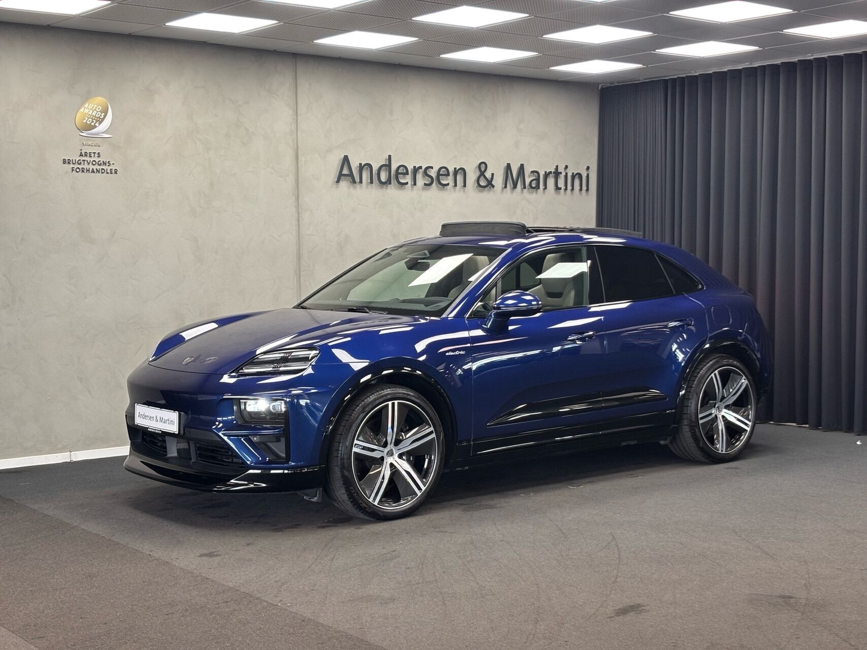 Blå Porsche Macan fra 2024