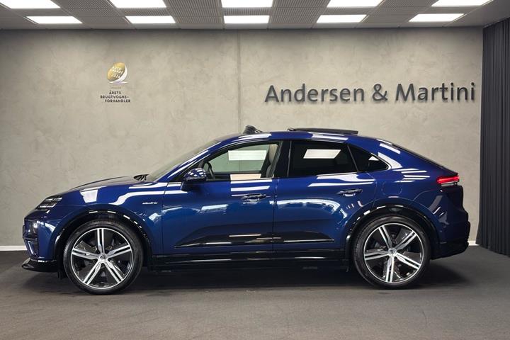Blå Porsche Macan fra 2024