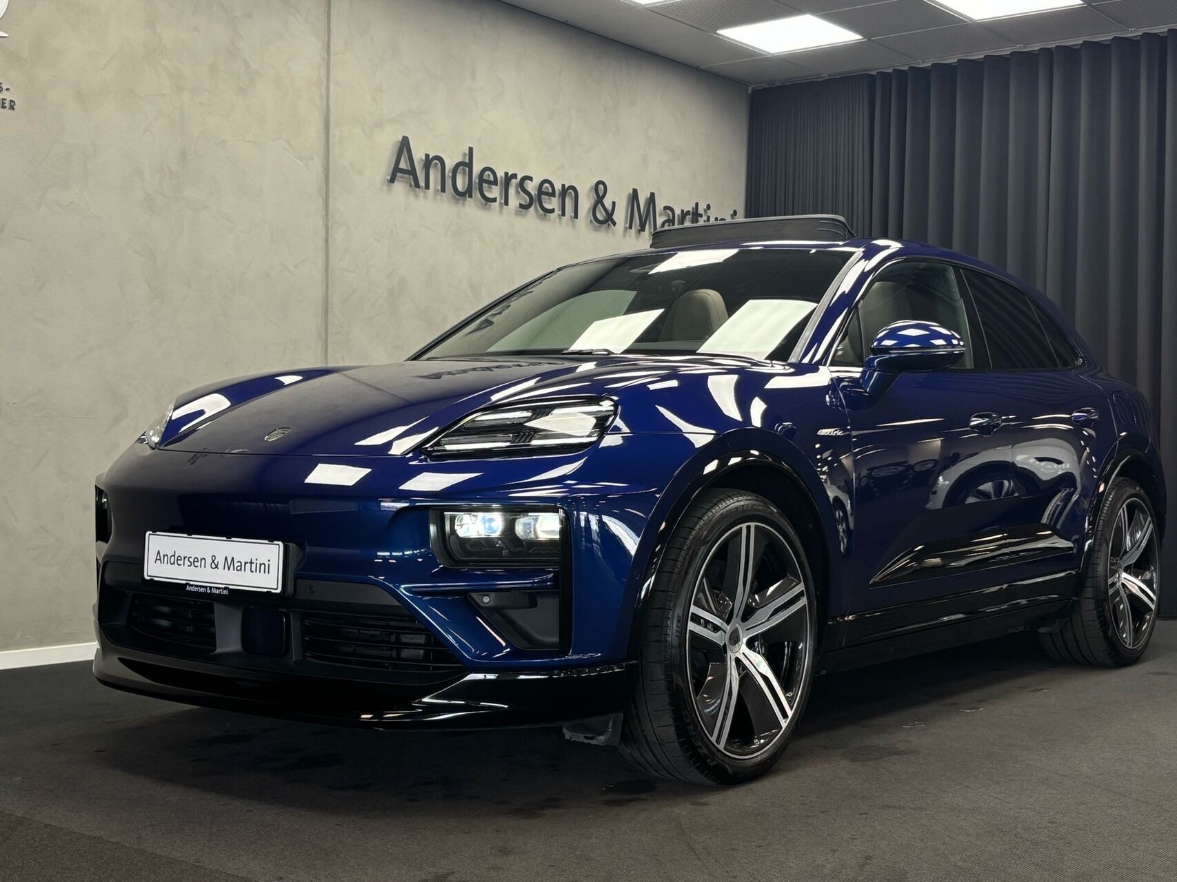Blå Porsche Macan fra 2024