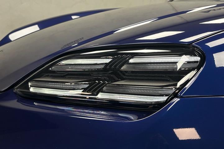Blå Porsche Macan fra 2024