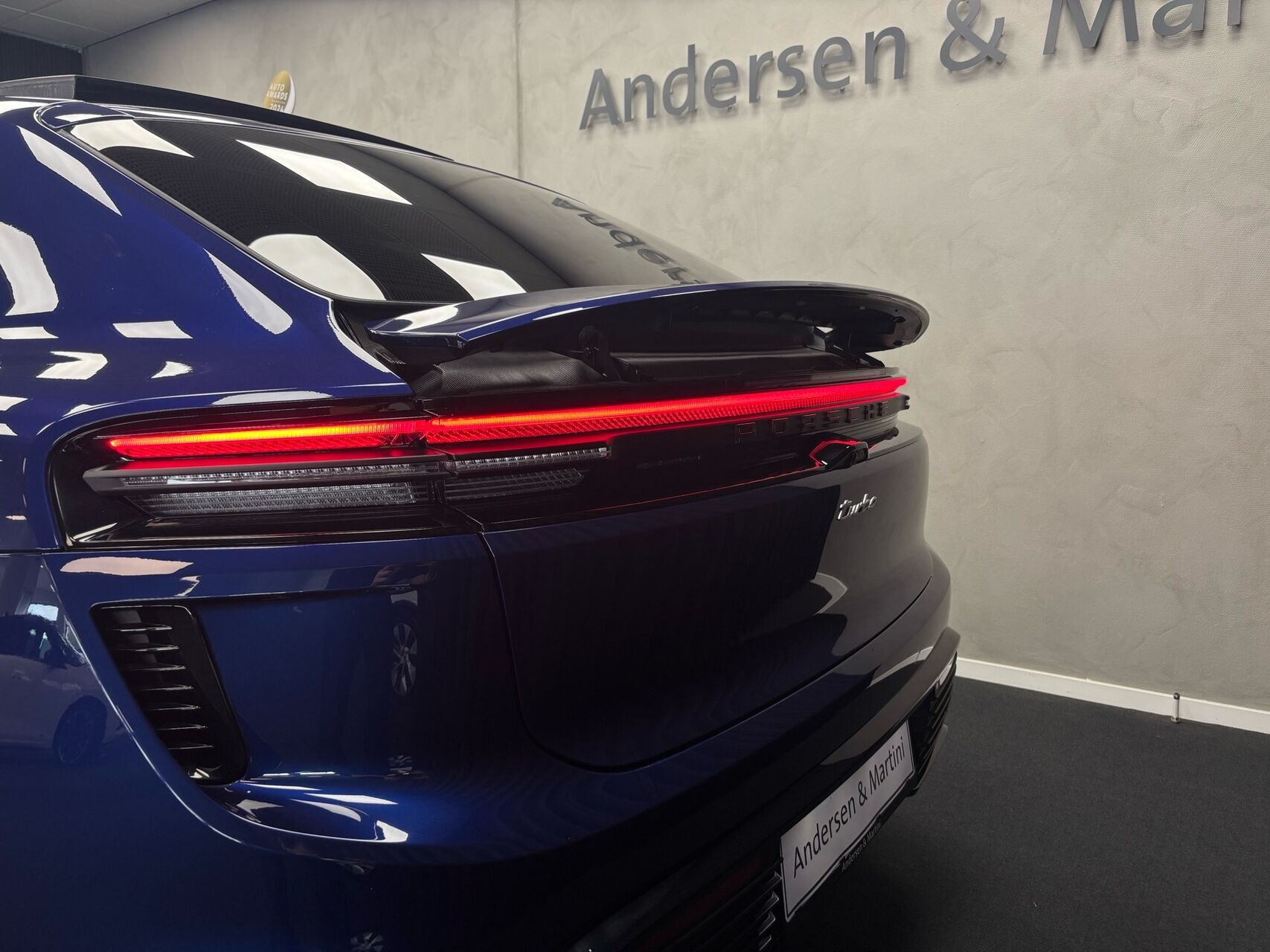 Blå Porsche Macan fra 2024
