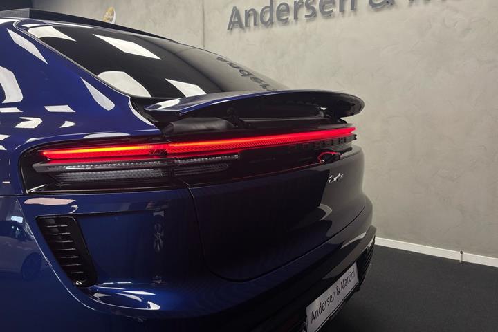 Blå Porsche Macan fra 2024