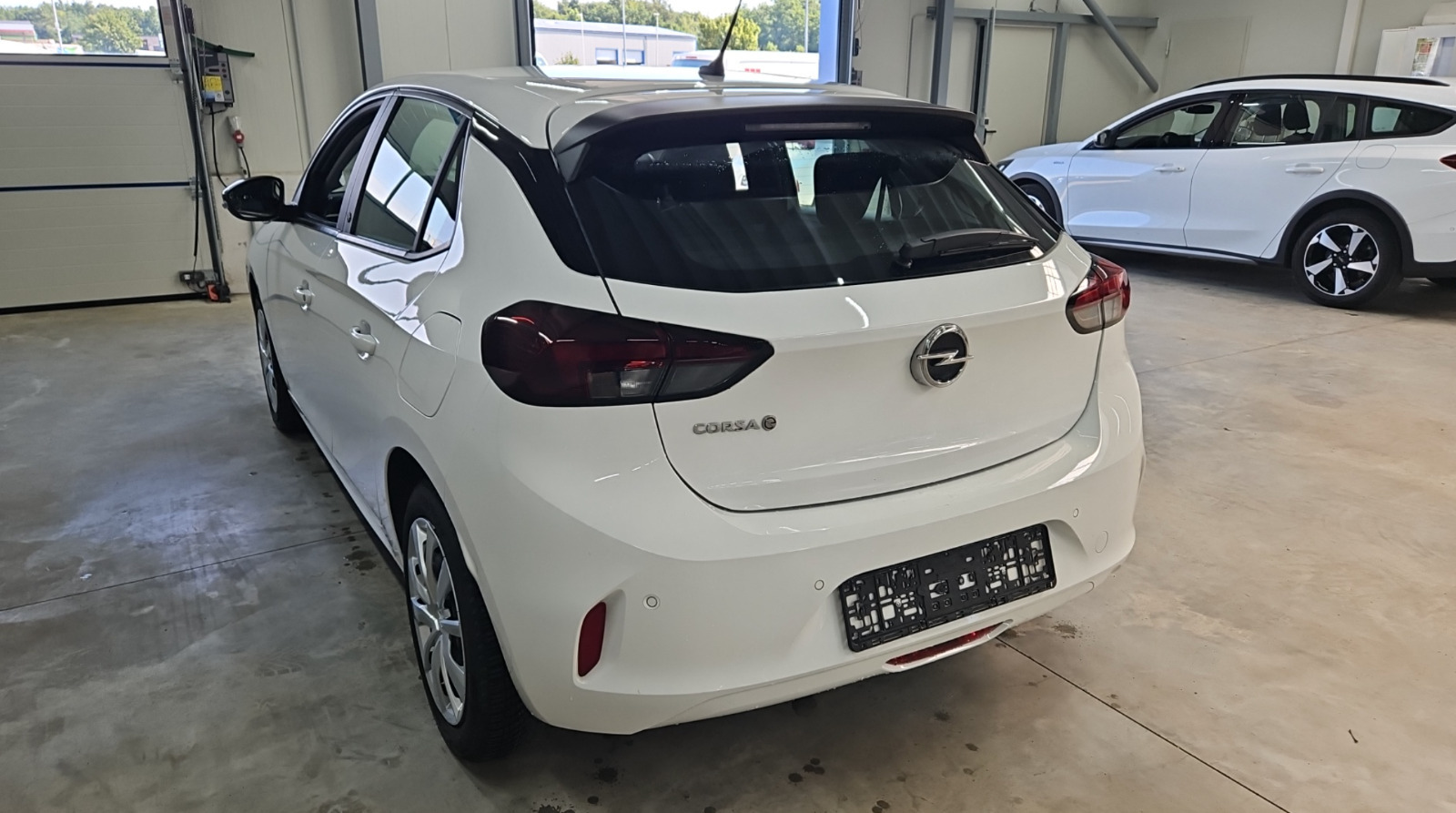 Hvid Opel Corsa-e fra 2023