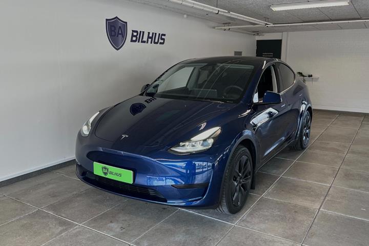 Blå Tesla Model Y fra 2025