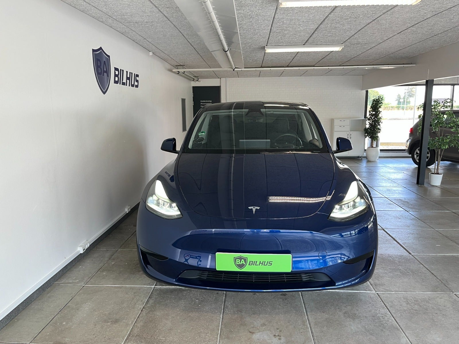 Blå Tesla Model Y fra 2025