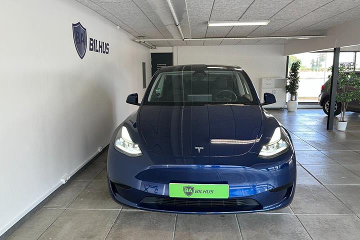 Blå Tesla Model Y fra 2025