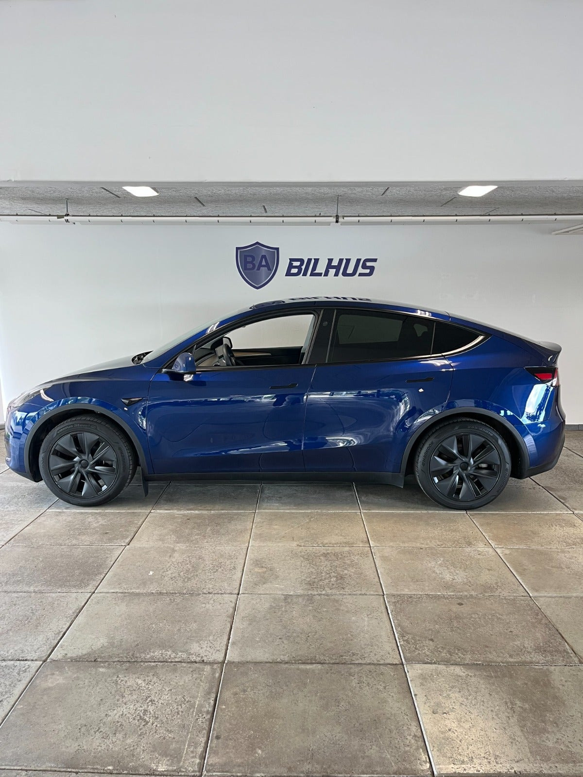Blå Tesla Model Y fra 2025