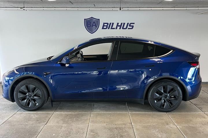 Blå Tesla Model Y fra 2025