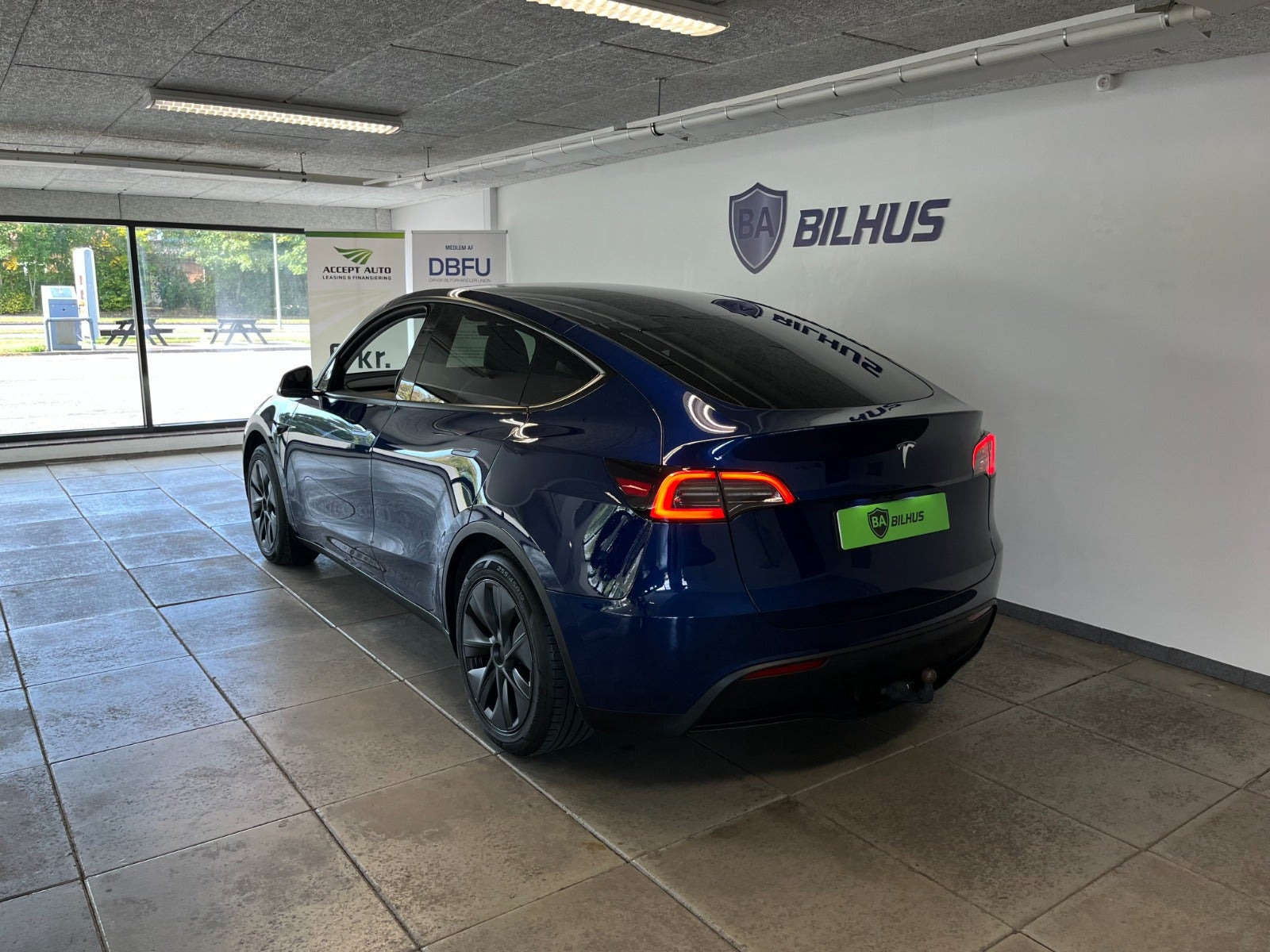 Blå Tesla Model Y fra 2025