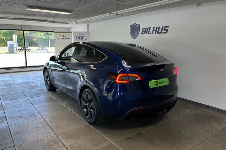 Blå Tesla Model Y fra 2025