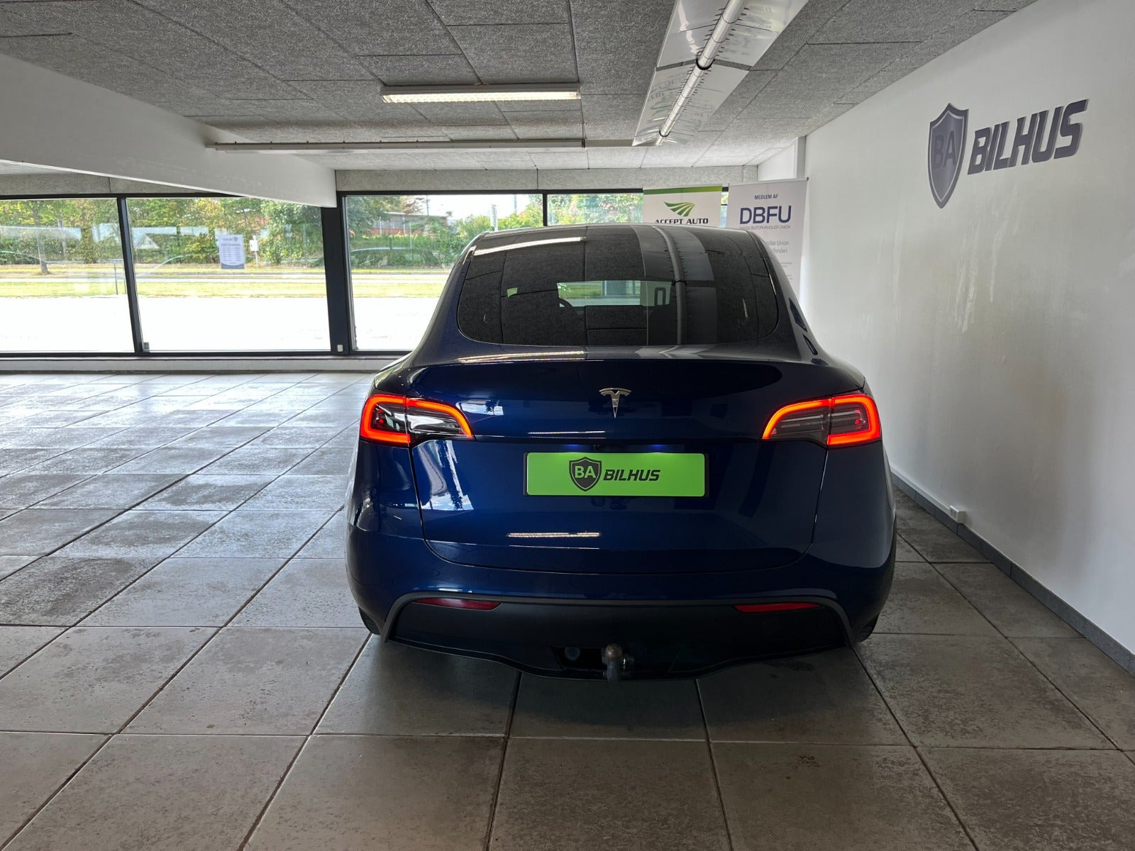 Blå Tesla Model Y fra 2025