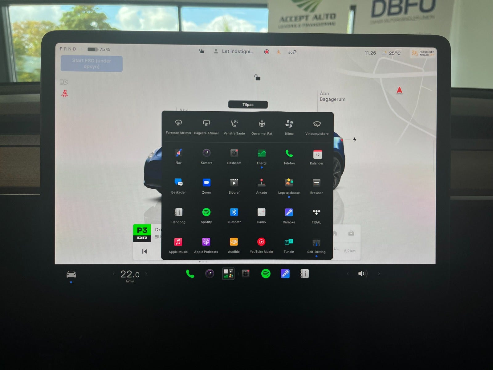 Blå Tesla Model Y fra 2025