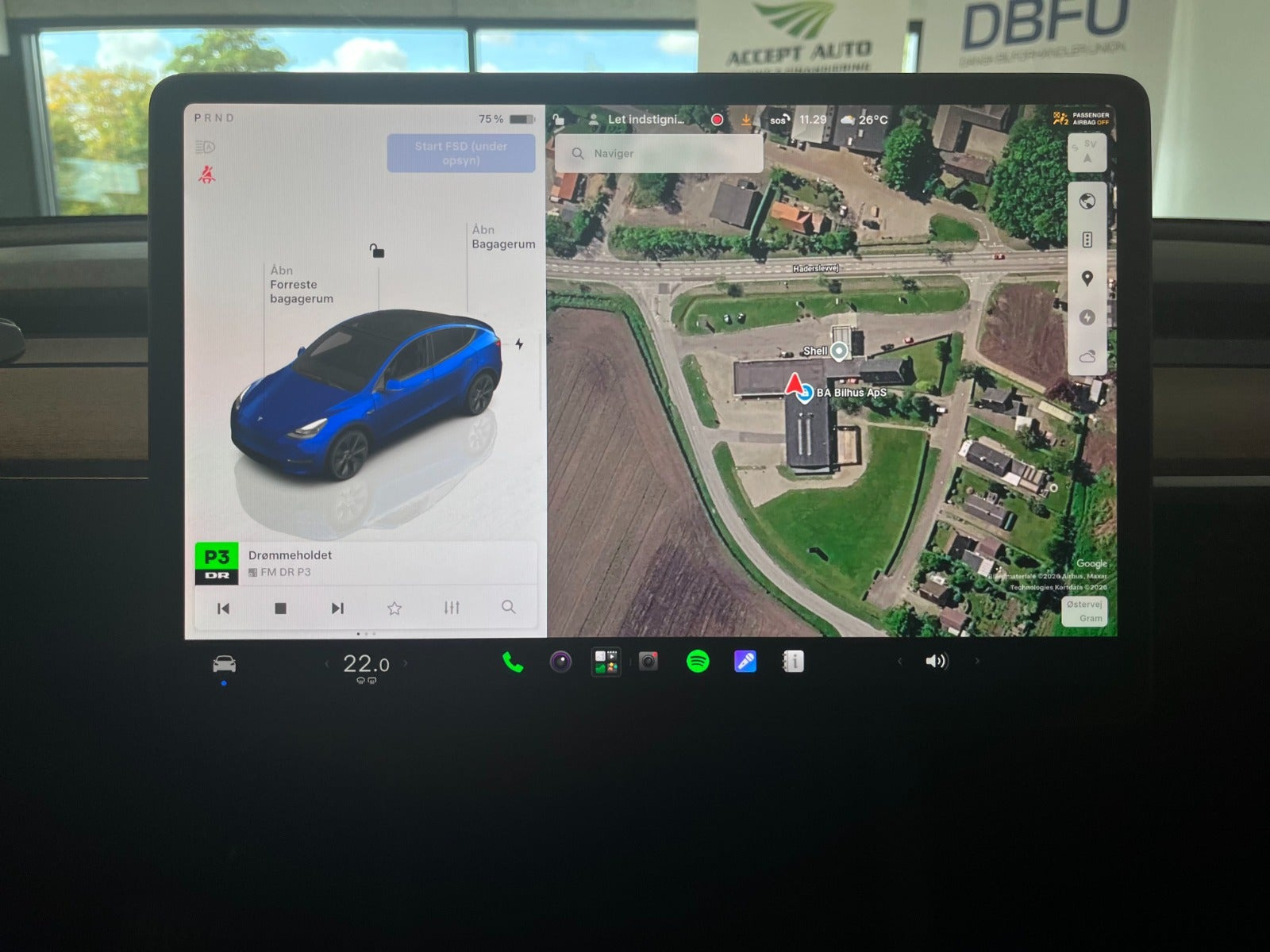 Blå Tesla Model Y fra 2025