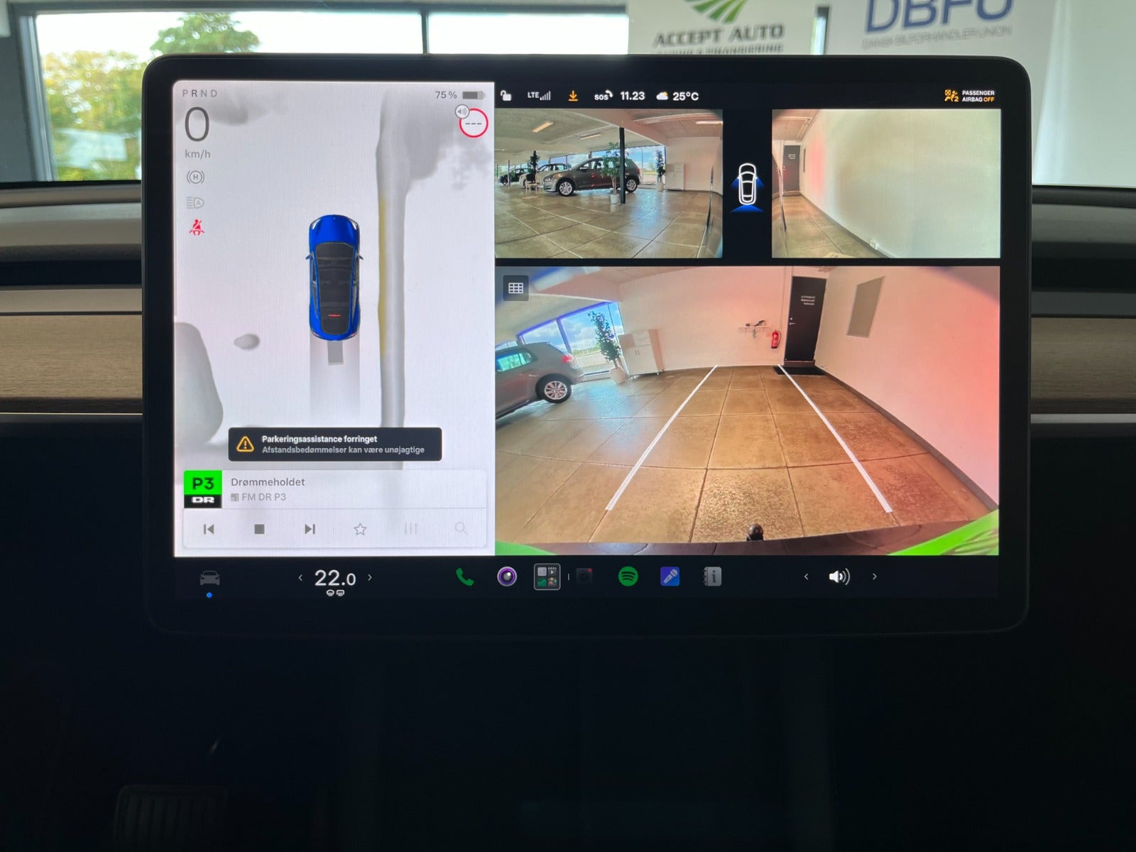Blå Tesla Model Y fra 2025