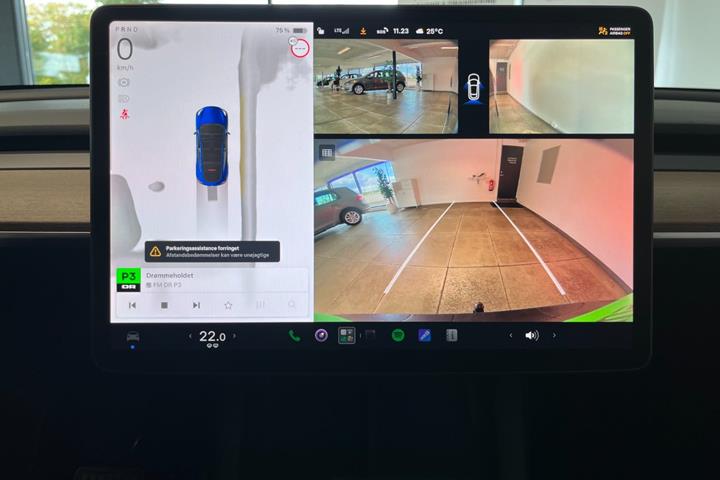 Blå Tesla Model Y fra 2025