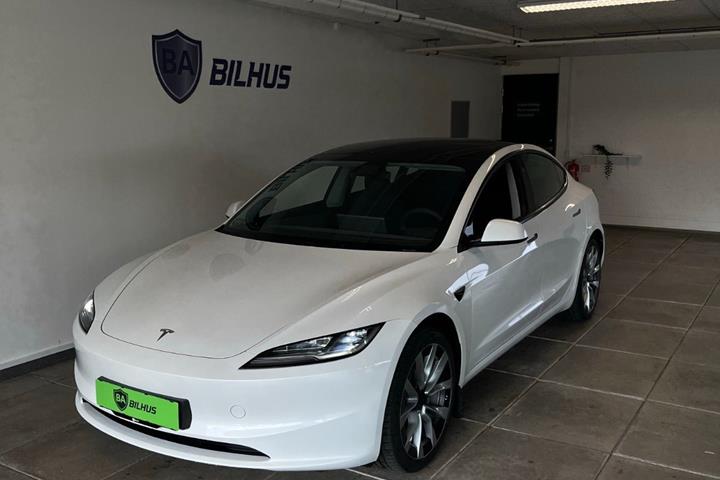 Hvid Tesla Model 3 fra 2025