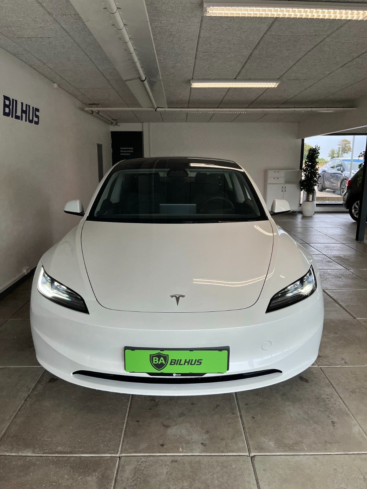 Hvid Tesla Model 3 fra 2025