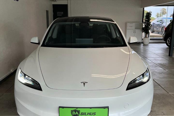 Hvid Tesla Model 3 fra 2025