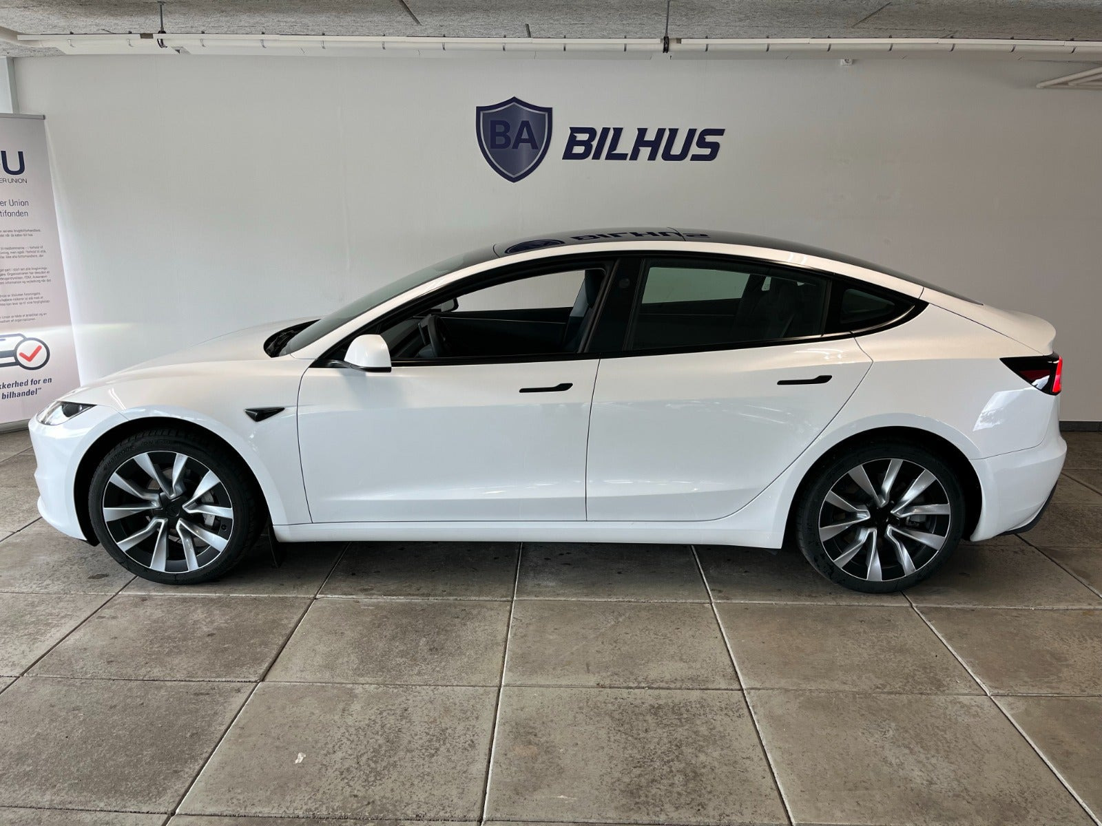 Hvid Tesla Model 3 fra 2025