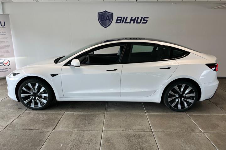 Hvid Tesla Model 3 fra 2025
